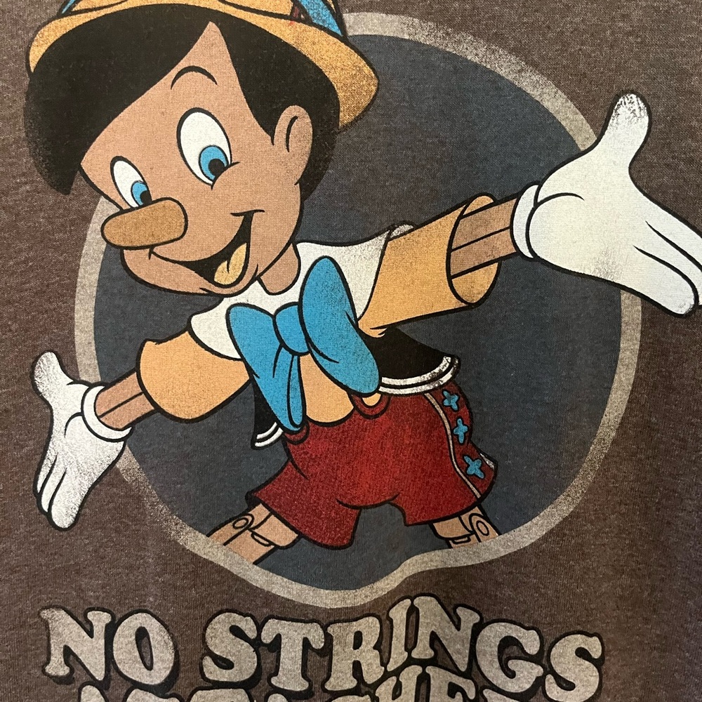 Pre owned Used Men Pinocchio Graphic T-Shirt    50/50 cotton polyester